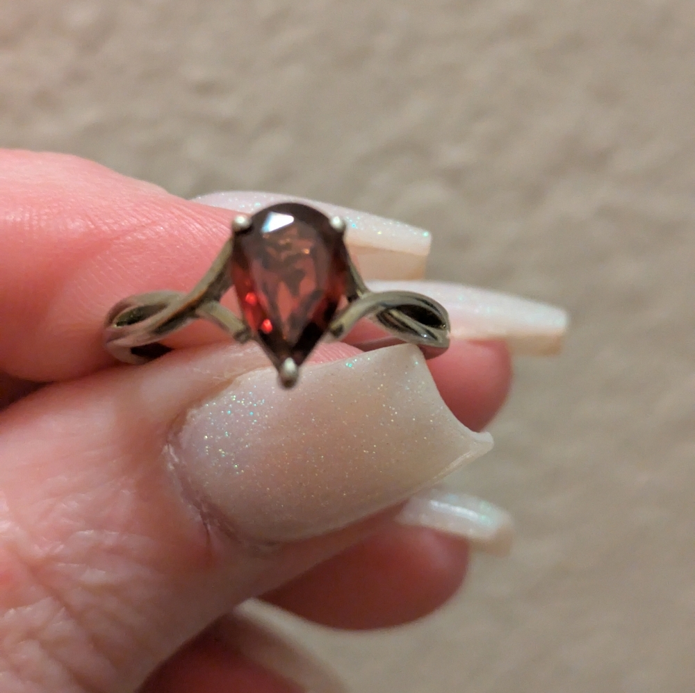 Beautiful Sz 7 Sterling Silver & Pear Shaped Garnet ring
